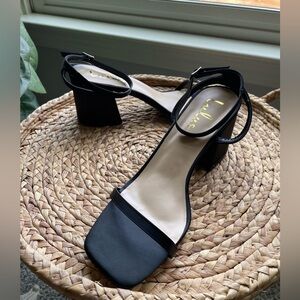 Lulus Women’s Morrisans are New in the box SZ 9